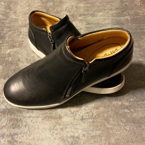 Brand new! Never been worn. Life Stride ankle books/shoes.